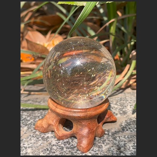 阳光下的七彩发晶