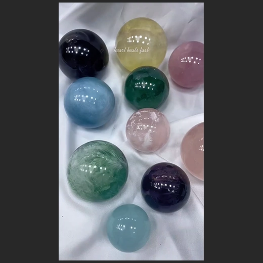 多色莹石球的璀璨魅力