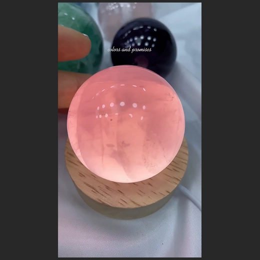 多色莹石球的璀璨魅力