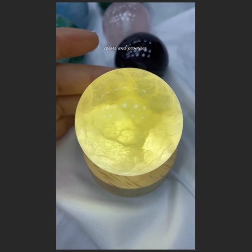 多色莹石球的璀璨魅力