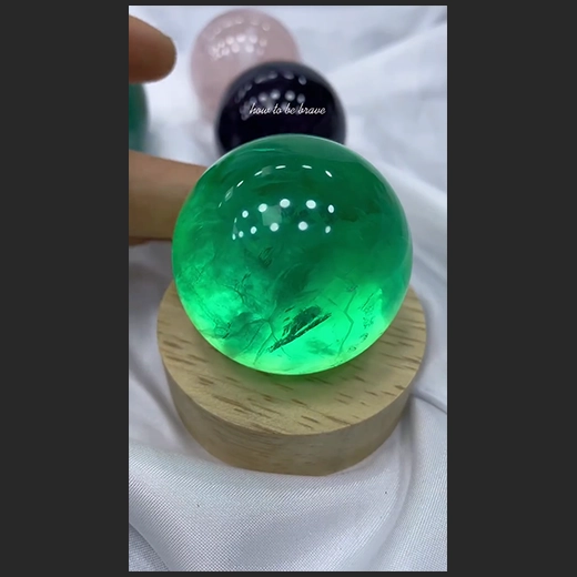 多色莹石球的璀璨魅力