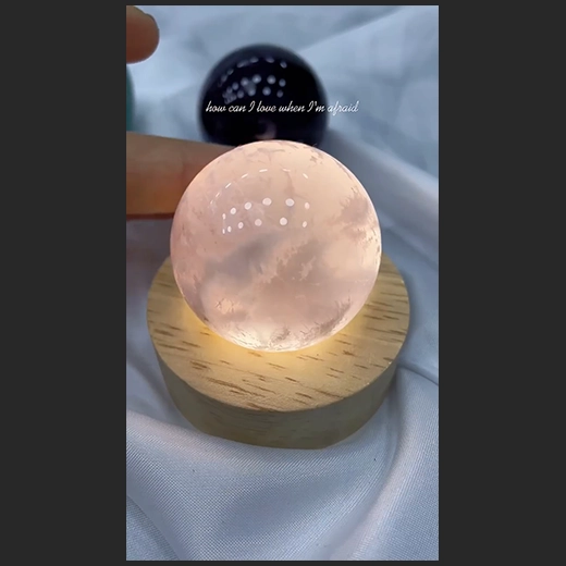 多色莹石球的璀璨魅力