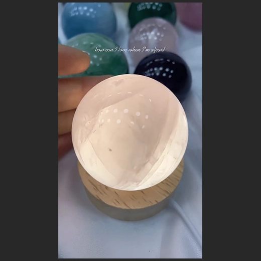 多色莹石球的璀璨魅力